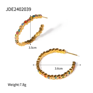 Vue détaillée de créoles de 3,5 cm en acier doré 18k avec cristaux colorés incrustés
