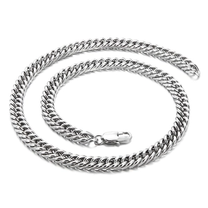 Collier gourmette argenté en acier inoxydable poli avec fermoir mousqueton sur fond blanc