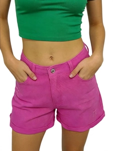 Pantaloncini di jeans fucsia a vita alta da donna con fondo a taglio vivo alla moda