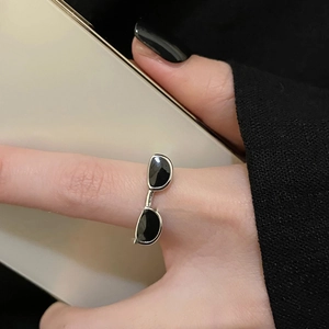Bague ouverte Y2K en argent avec un design créatif de lunettes de soleil en émail noir