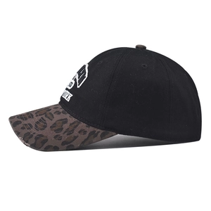 Détail de la casquette Brooklyn avec visière léopard et broderie blanche New York