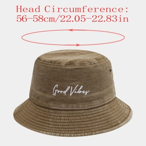 Détail de la broderie Good Vibes sur bob en coton marron avec œillets métalliques