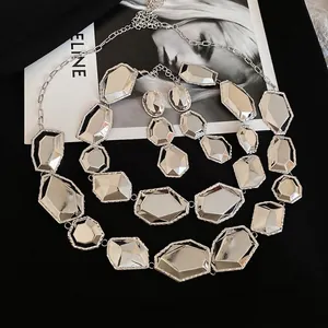 Parure collier et boucles d'oreilles géométriques argentées à facettes effet miroir pour femme