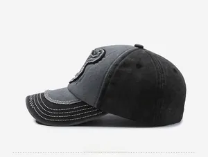Vue latérale d'une casquette en denim délavé rétro avec broderie et bords usés