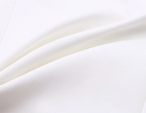 Detailopname van witte stoftextuur met zachte plooien en een elegante valling