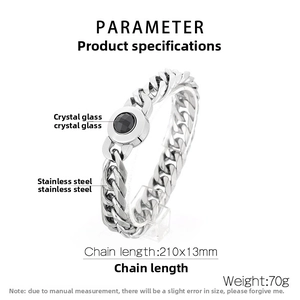 Détail du bracelet gourmette en acier inoxydable argenté avec cristal noir et fermoir