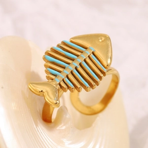 Detailansicht eines Fischgräten-Rings in 18K Gold mit himmelblauer Emaille auf Muschel