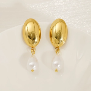 Boucles d'oreilles pendantes dorées avec clous ovales polis et perles blanches en goutte
