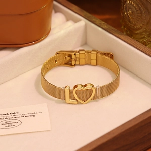 Bracelet maille milanaise dorée avec charms lettre L et coeur évidé, vue détaillée