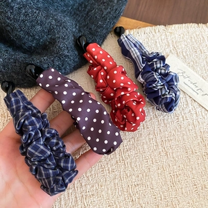 Pinces à cheveux banane en tissu à pois et carreaux, coloris bleu marine et rouge