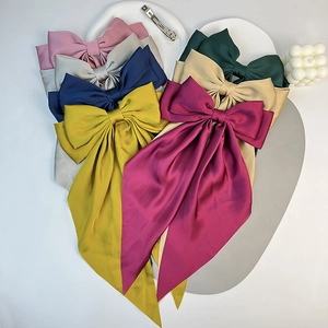 Collection d'élégantes barrettes à nœuds en satin avec de longs rubans en plusieurs couleurs