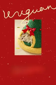 Dettaglio di una cuccia per gatti a forma di albero di Natale con fiocchi rossi e pile