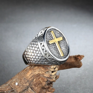 Bague chevalière homme en acier titane avec croix dorée sur anneau maillé argent