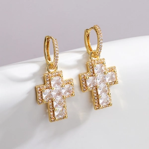 Orecchini a croce geometrici irregolari placcati in oro con zirconi cubici