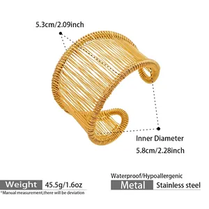 Vue macro des détails d'un bracelet ouvert large en acier inoxydable plaqué or 18k