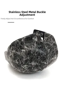 Dettaglio della fibbia regolabile in acciaio inox su berretto vintage nero strutturato