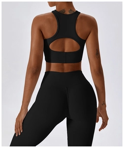 Détail de l'ensemble de yoga noir avec débardeur à dos ajouré et legging taille haute
