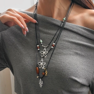 Collier bohème multicouche avec pendentifs floraux et perles en céramique sur cordon noir