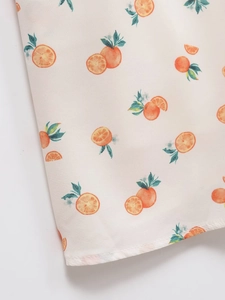 Détail macro d'imprimé agrumes sur tissu tissé blanc cassé avec couture nette