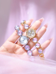 Détail des montres BS or et argent avec bracelet en perles de cristal rose et cadran quartz