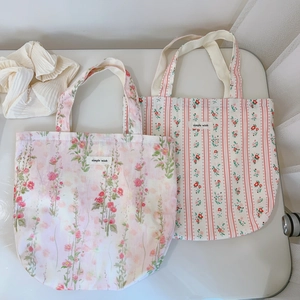 Sacs cabas en coton rose à motif floral avec étiquette simple wish sur fond blanc