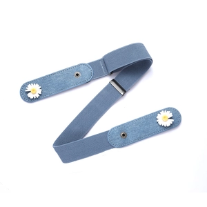 Elastic blue no-buckle invisible belt with white daisy floral design and metal buttons