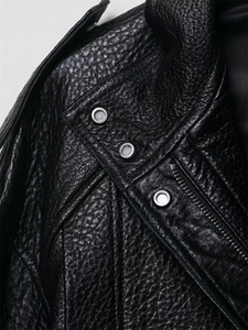Details der schwarzen PU-Lederjacke mit Narbenstruktur und silbernen Metallverschlüssen