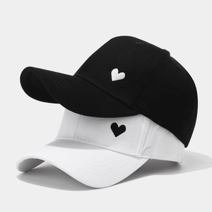 Pair of black and white baseball caps with heart embroidery in high-density cotton