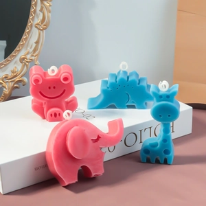 Detail van kleurrijke kaarsen in diervorm inclusief roze kikker en blauwe dinosaurus