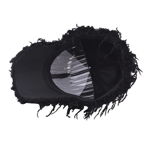 Vue intérieure d'une casquette de baseball noire à bords effilochés et détails internes