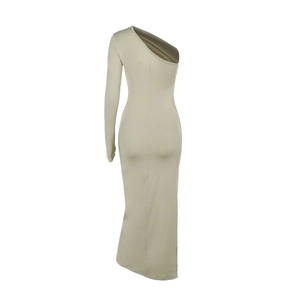 Detailansicht der Raffung und des salbeigrünen elastischen Strickstoffs am One-Shoulder-Kleid