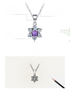 Vue macro du pendentif fleur en argent 925 avec zircon violet et détails cristal 5A