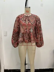 Dettaglio della tunica bohémien a fiori con scollo a V e bordo a balze su manichino