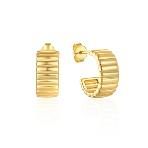 Detail of 18K gold C-shape hoop earrings with ribbed texture and butterfly back closure