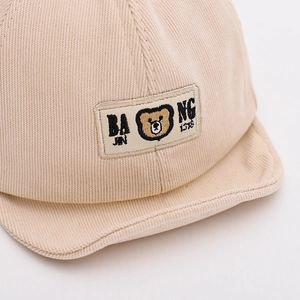 Casquette de baseball en velours côtelé beige pour bébé avec écusson ours mignon