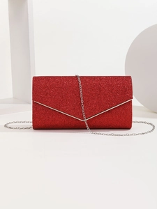 Detailansicht der roten Schimmer-Abendtasche in Rot mit Metallrand und silberner Kette