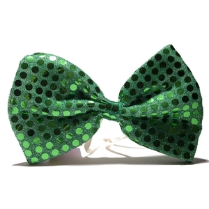 Grüne Pailletten Fliege Detailaufnahme, glitzernde Oberfläche, ideal für St. Patrick Party.