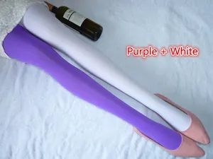 Vue détaillée du collant bicolore asymétrique en velours avec des escarpins roses