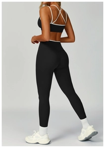 Dettaglio del reggiseno sportivo con incrocio sulla schiena e leggings a vita alta neri