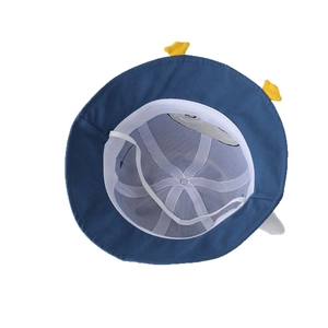 Chapeau bob enfant bleu marine avec doublure filet respirante et cordon coupe-vent blanc