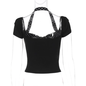 Détail de la sangle de cou dos nu présentant des motifs à pois noirs et blancs