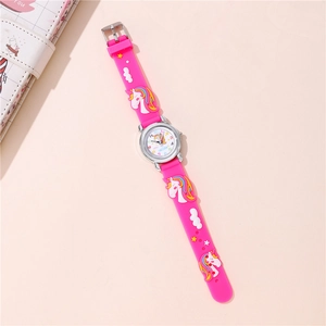 Gros plan du bracelet de montre en silicone rose avec licorne et nuages en 3D