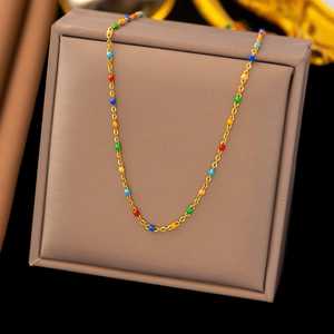 Collana in acciaio al titanio dorato con perle di smalto colorato su base marrone