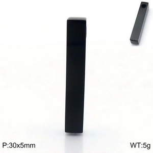 Macro shot of 30x5mm black rectangular pendant with dimensions and 5g weight data