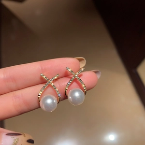 Elegantes pendientes dorados en X con microcircones y grandes perlas blancas para mujer