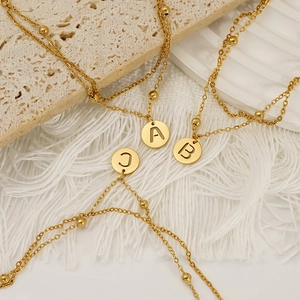 Collier double rang en acier inoxydable doré avec pendentifs lettres alphabétiques