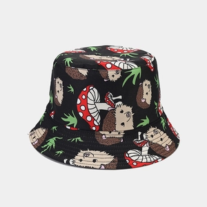 Détail du chapeau bob noir avec motifs imprimés de hérissons et champignons