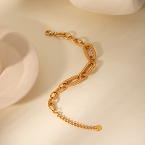 Detail of 18K gold-plated stainless steel oval chain bracelet with lobster clasp closure