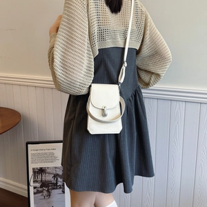 Mini sac bandoulière blanc en cuir PU avec boucle métallique porté par un mannequin