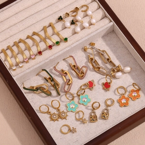 18K vergoldete Edelstahl Stern-Ohrringe mit Zirkonia und Emaille in einer Schmuckschatulle